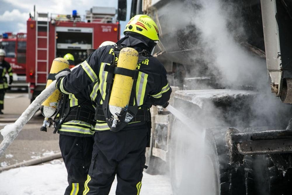 LKW Brand durch heiße Bremse, Brünning, Foto 1