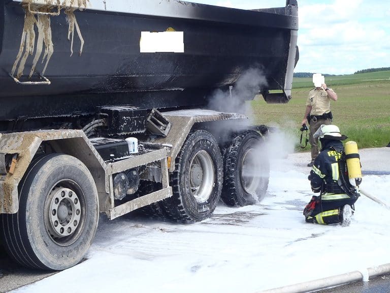 LKW Brand durch heiße Bremse, Brünning, Foto 3