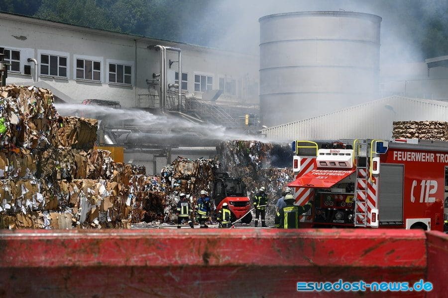 Papierballen in Brand, Trostberg, Foto 7