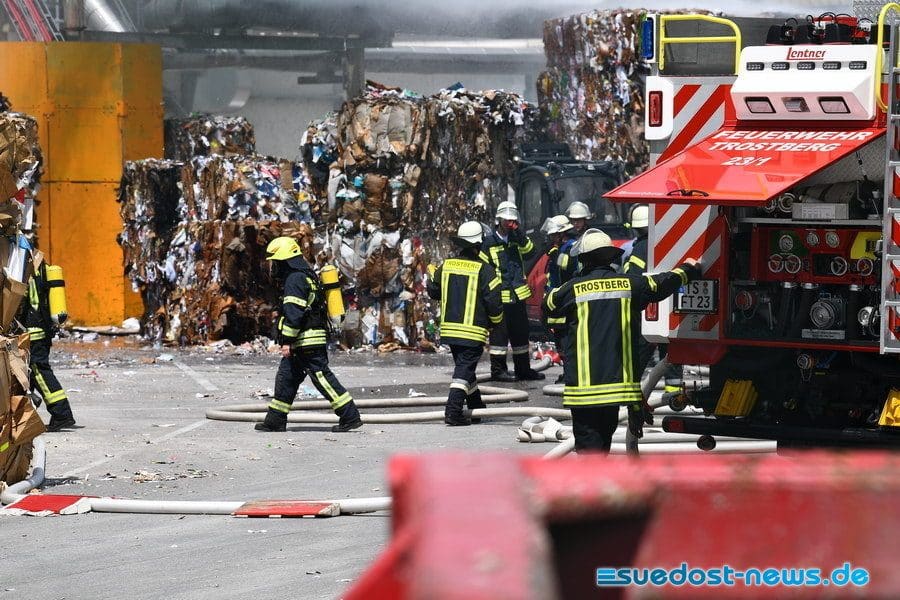 Papierballen in Brand, Trostberg, Foto 8