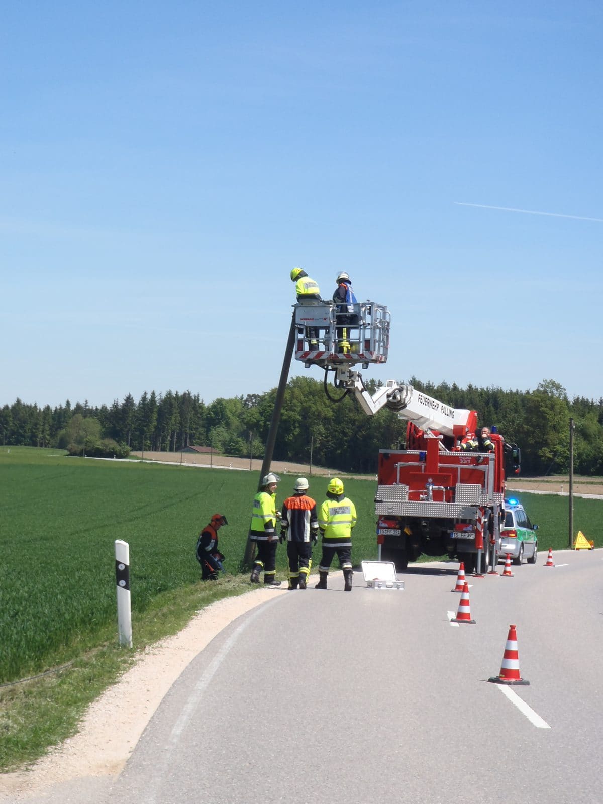 2 Telefonmasten über Fahrbahn, St2093 Höhe Holzbrunn, Foto 1
