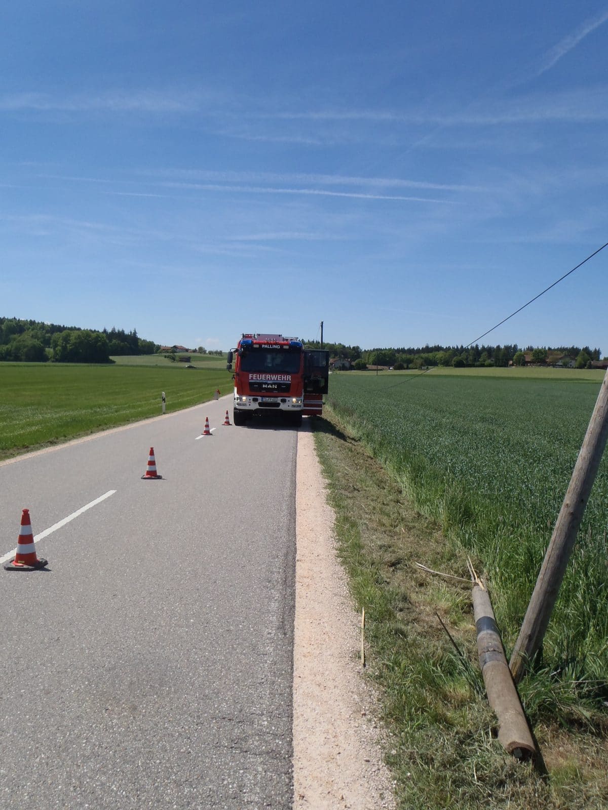 2 Telefonmasten über Fahrbahn, St2093 Höhe Holzbrunn, Foto 2